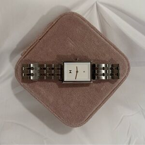 Signature Square MVMT